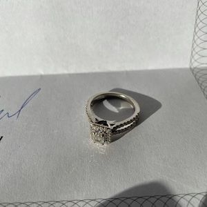 1kt total weight of diamond with a 1/2kt center stone.